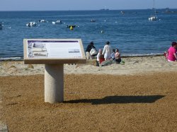 Table d'information en bord de plage